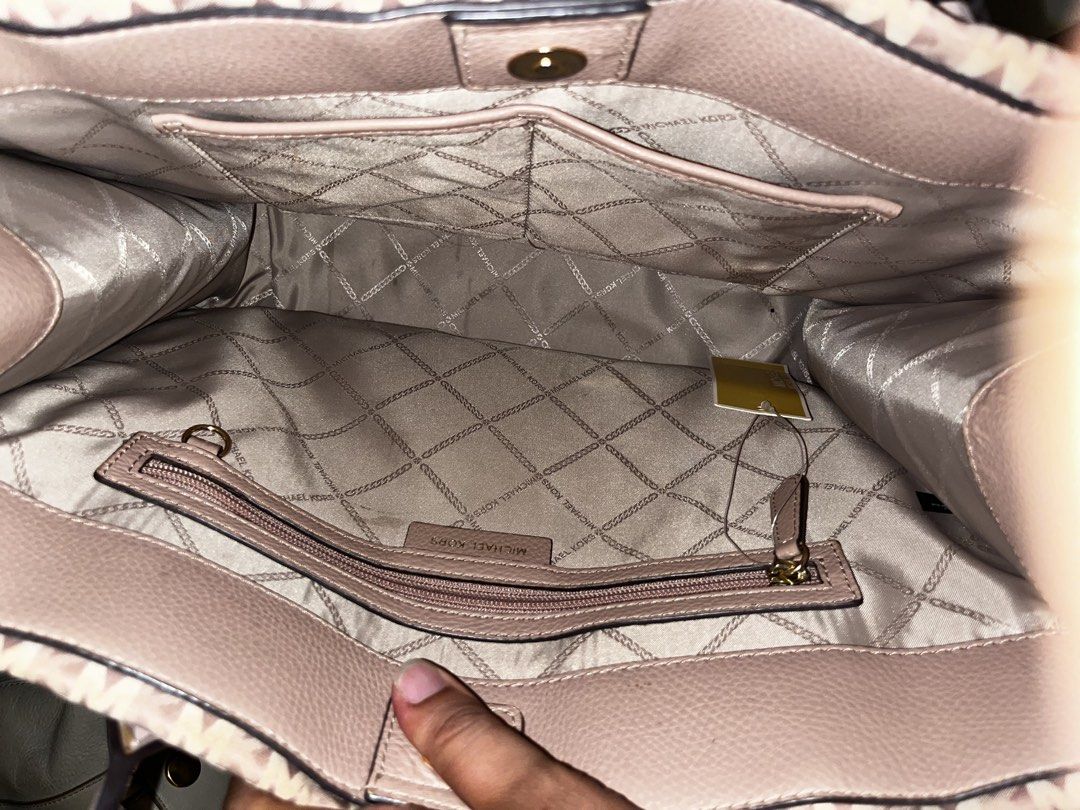 MK (Category: Bags & Wallets) located in Kuala Lumpur. Submitted by eddyx_ (Listing ID 1450474152, Image 3). Description: nego till letgo.