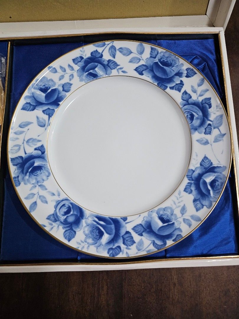 SALE❗️NARUMI Serving Plate with Cake Server (Category: Dinnerware & Cutlery) located in Quezon City. Submitted by senyoramaria (Listing ID 1450523681, Image 2). Description: NARUMI Serving Plate with Server Plate: 10.7 inches in diameter Server: Stainless Steel New with box. Php1200❗️.