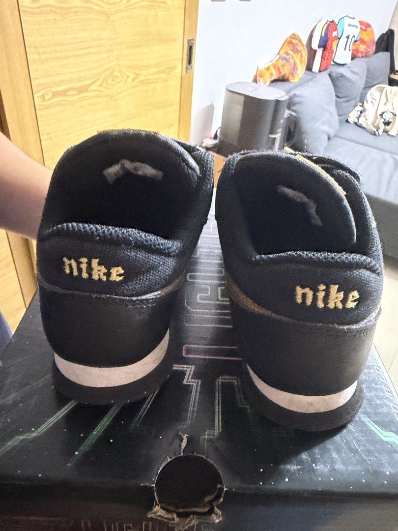 由 lalazheng (刊登 ID 1450372505，圖片 3) 提交，位於 桃園市 (Taoyuan) 的 Nike 黑色童鞋 (類別：嬰兒及兒童流行時尚)，說明：黑色金鉤 桃園區可面交 16cm 。