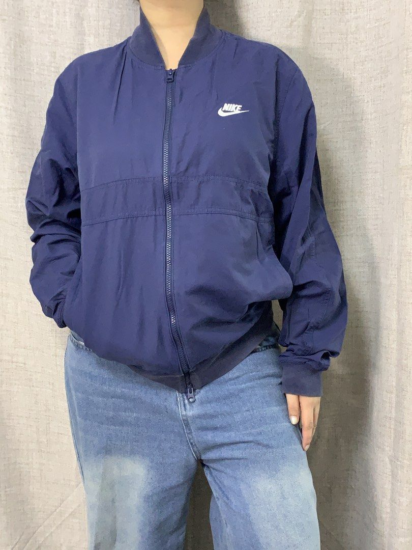 Nike Navy Blue Bomber Jacket (Category: Coats, Jackets and Outerwear) located in Taguig. Submitted by eloire (Listing ID 1450516839, Image 1). Description: Details • Size:22x25 M-L • Condition: • Issue: Fading sa neck and ribbings, need lang talaga ijobus and wash Reminder ⚠️ This is a ukay/preloved item. Please wash before use. ⚠️ Visible issues may be improved or fixed with washing and Jobus. ⚠️ Please check all photos and manage your expectati