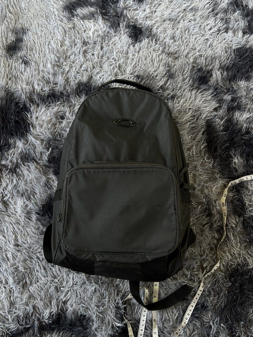 Oakley Packable Backpack (Category: Backpacks) located in Manila. Submitted by vastriver-12e2c3 (Listing ID 1450341201, Image 1). Description: - Black Oakley Packable Backpack - Main compartment for storage - Front pocket for quick access - Iconic Oakley logo on the front - Ideal for everyday use or travel - Easily packs away when not in use - Approximate measurements: 17 inches tall x 11 inches wide.