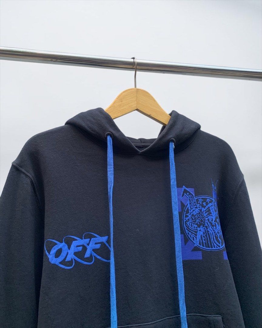 OFF WHITE (Kategori: Baju Luaran) berada di Makassar. Dikirim oleh harmonysecond.mks (ID iklan 1450421227, Gambar 3). Deskripsi: OFF-WHITE™ Wizard Hoodie Size: S P65 | L58 Fit: S - M bisa pakai / Unisex Model: Hoodie Pullover Detail: Sisi depan: Logo “OFF” + grafis wizard blue Sisi belakang: Big print wizard + arrows blue Bahan: Cotton fleece, tebal & nyaman Tali hoodie gradasi biru Tag lengkap Kondisi: 9.5/10 Excellent Minus: Pemakaian wajar Mad