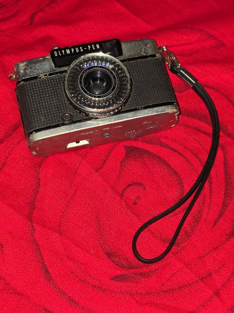 Olympus Pen vintage (Category: Cameras) located in Baguio. Submitted by shellcollector (Listing ID 1450458049, Image 2). Description: Vintage Olympus Pen Good for collection and display Not working 1200 Pesos Baguio shipping.
