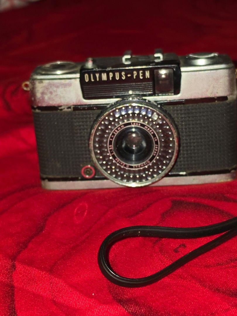 Olympus Pen vintage (Category: Cameras) located in Baguio. Submitted by shellcollector (Listing ID 1450458049, Image 3). Description: Vintage Olympus Pen Good for collection and display Not working 1200 Pesos Baguio shipping.