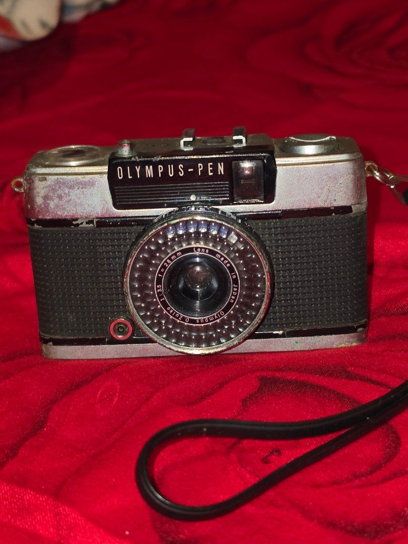 Olympus Pen vintage (Category: Cameras) located in Baguio. Submitted by shellcollector (Listing ID 1450458049, Image 1). Description: Vintage Olympus Pen Good for collection and display Not working 1200 Pesos Baguio shipping.