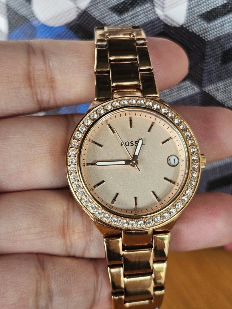 Original Fossil watch (Category: Women's Watches) located in Quezon City. Submitted by MsCLM (Listing ID 1450455968, Image 2). Description: Authentic Still with box Makinis, no hairlines Bought in SM 11,995 selling almost half the price No haggle pls.