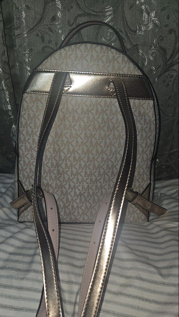 ORIGINAL Michael Kors Sheila Medium Logo Backpack (Category: Luxury Bags & Wallets) located in Cainta. Submitted by chaching_corner (Listing ID 1450520059, Image 2). Description: ORIGINAL Michael Kors Sheila Medium Logo Backpack (rose gold / light pink) Price: ₱10,000 if hulugan - 50% nrdp after 2 weeks 50% 😊 PAYO - ₱,8000 * brand new and very good condition * 2 zipper compartment (1 main and 1 front pocket) * with tag w/ original price * no dus