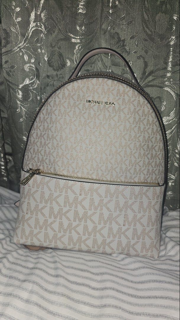 ORIGINAL Michael Kors Sheila Medium Logo Backpack (Category: Luxury Bags & Wallets) located in Cainta. Submitted by chaching_corner (Listing ID 1450520059, Image 3). Description: ORIGINAL Michael Kors Sheila Medium Logo Backpack (rose gold / light pink) Price: ₱10,000 if hulugan - 50% nrdp after 2 weeks 50% 😊 PAYO - ₱,8000 * brand new and very good condition * 2 zipper compartment (1 main and 1 front pocket) * with tag w/ original price * no dus