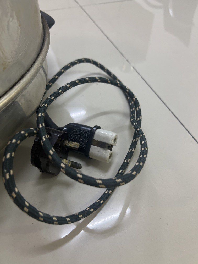 Oven (Category: Others) located in Puchong. Submitted by gemilangperdanaenterprise (Listing ID 1450418976, Image 3). Description: Oven zaman dulu Halal Masih blh guna.