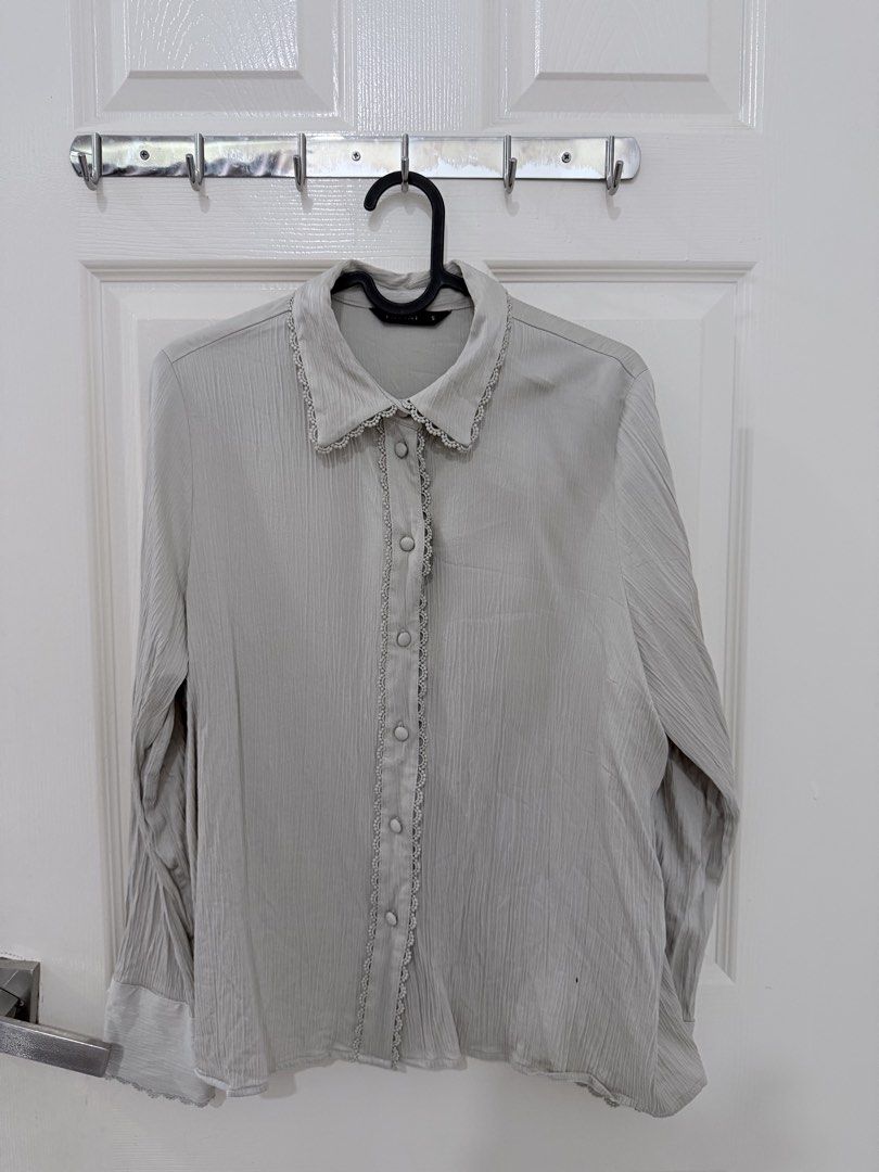 PADINI SATIN TOP BLOUSE (Category: Blouses) located in Kangar. Submitted by athirahdursina (Listing ID 1450346055, Image 1). Description: New without tag.