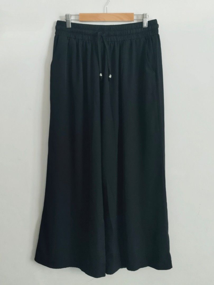 Palazzo plain (Category: Other Bottoms) located in Bukit Mertajam. Submitted by vixennie80 (Listing ID 1449226285, Image 1). Description: palazzo plain brand hys material polyester pinggang full getah + tali poket kiri kanan warna hitam saiz 5xl/6xl pinggang 30-46 hip 56 labuh 39 .