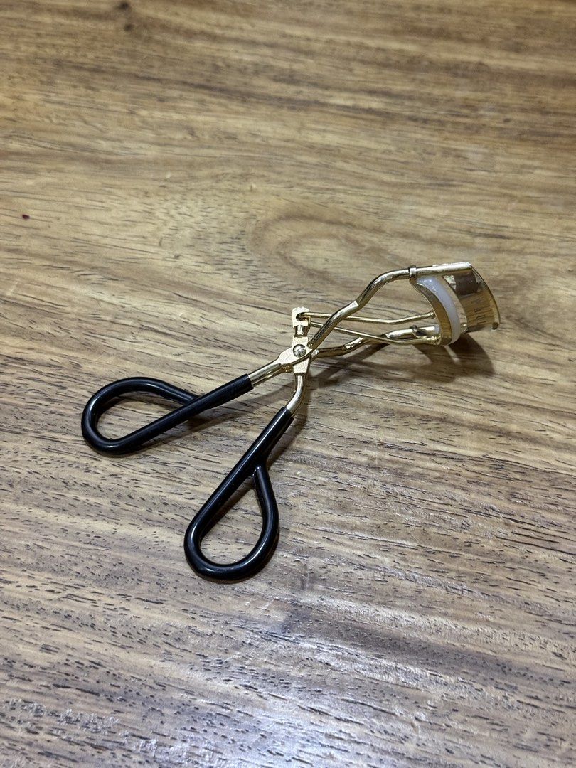 PAULASH Curl Supreme (Eyelash Curler) (Category: Makeup) located in Quezon City. Submitted by elleio (Listing ID 1450438813, Image 2). Description: - Stunning gold eyelash curler - Comfortable black handles for a secure grip - Simple and effective to use - Comes with 2 Extra Rubber Pads Rfs: extra, not using.