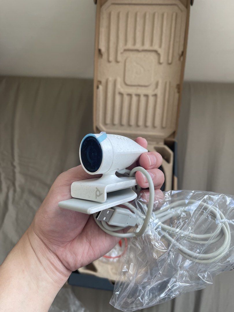 Polycom Polycom PVCS-1000 Webcam (Category: Webcams) located in Quezon City. Submitted by jeereeemee (Listing ID 1450333434, Image 2). Description: - Polycom webcam - Connects via USB - Includes clip for monitor mounting - Excellent working condition - Comes with original packaging.