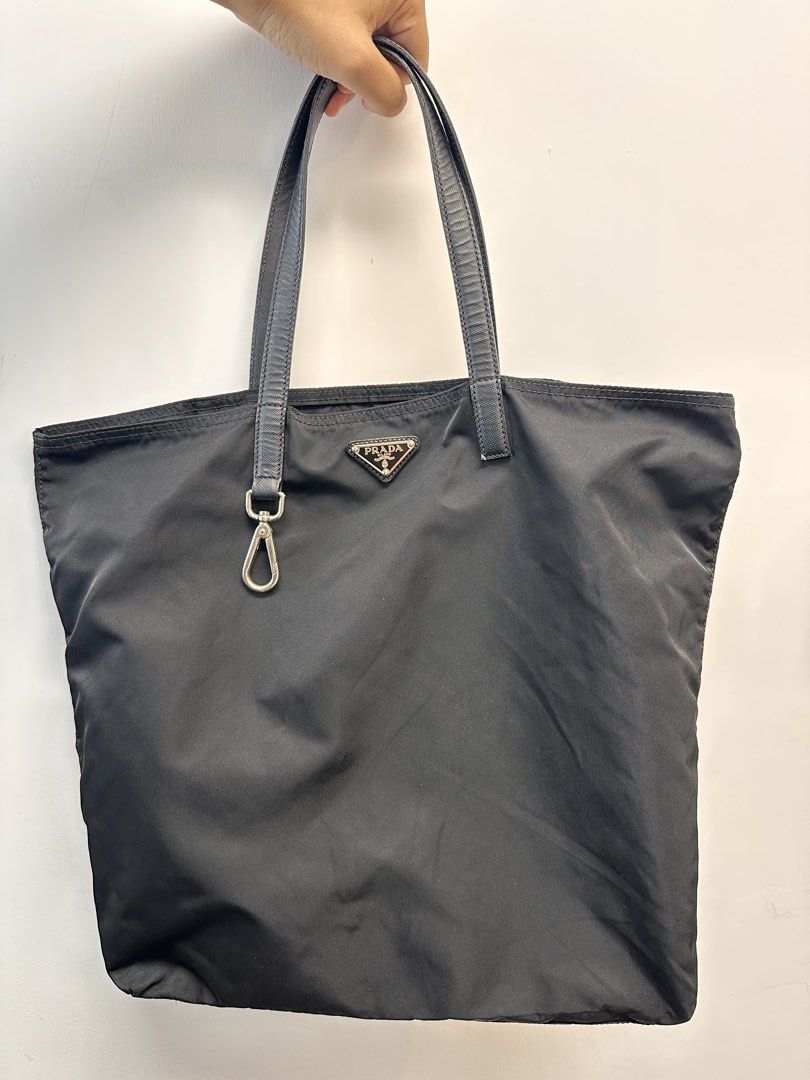 Prada 手提袋｜斯文｜返工袋｜可放電腦或&F4 file （分類：手袋及銀包）位於 Hong Kong。 由 shamanana_plants 提交（商品編號 1450392546，圖片 1）。簡介： 新舊如圖，介意勿拍～ 拉鍊運作正常～。