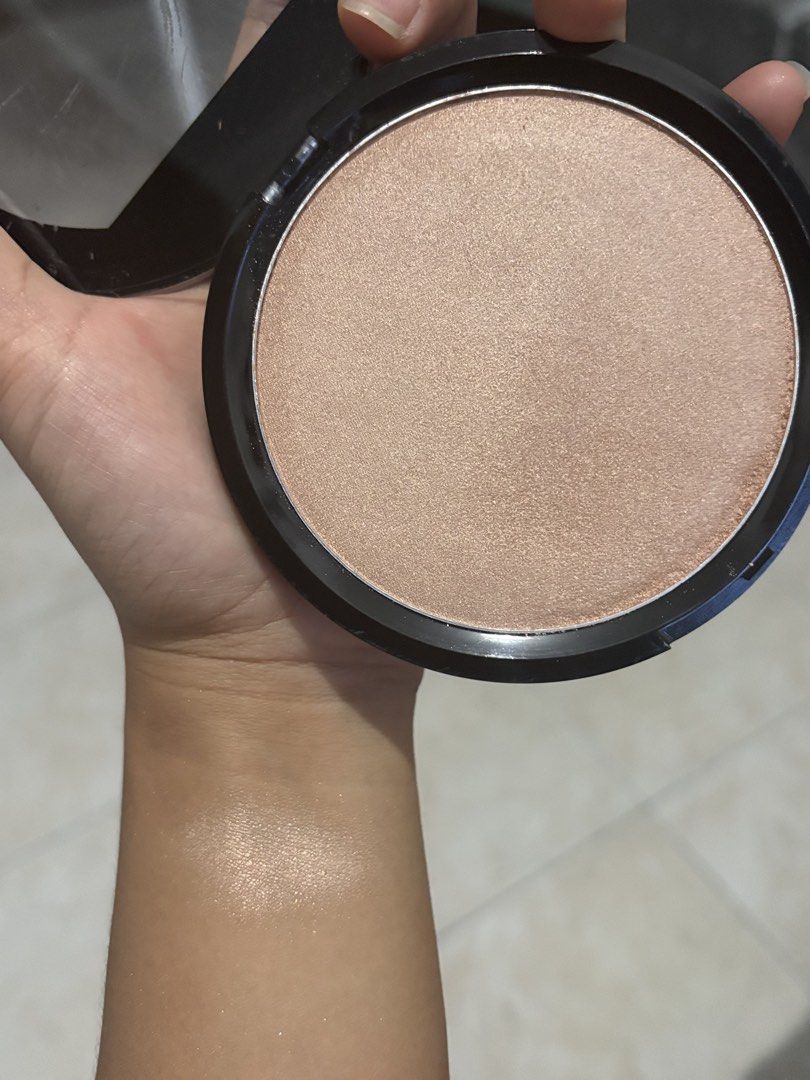 Preloved Highlighter (Category: Makeup) located in Pasig City. Submitted by adikinsdeclutter (Listing ID 1450381490, Image 2). Description: Minor damage on packaging..