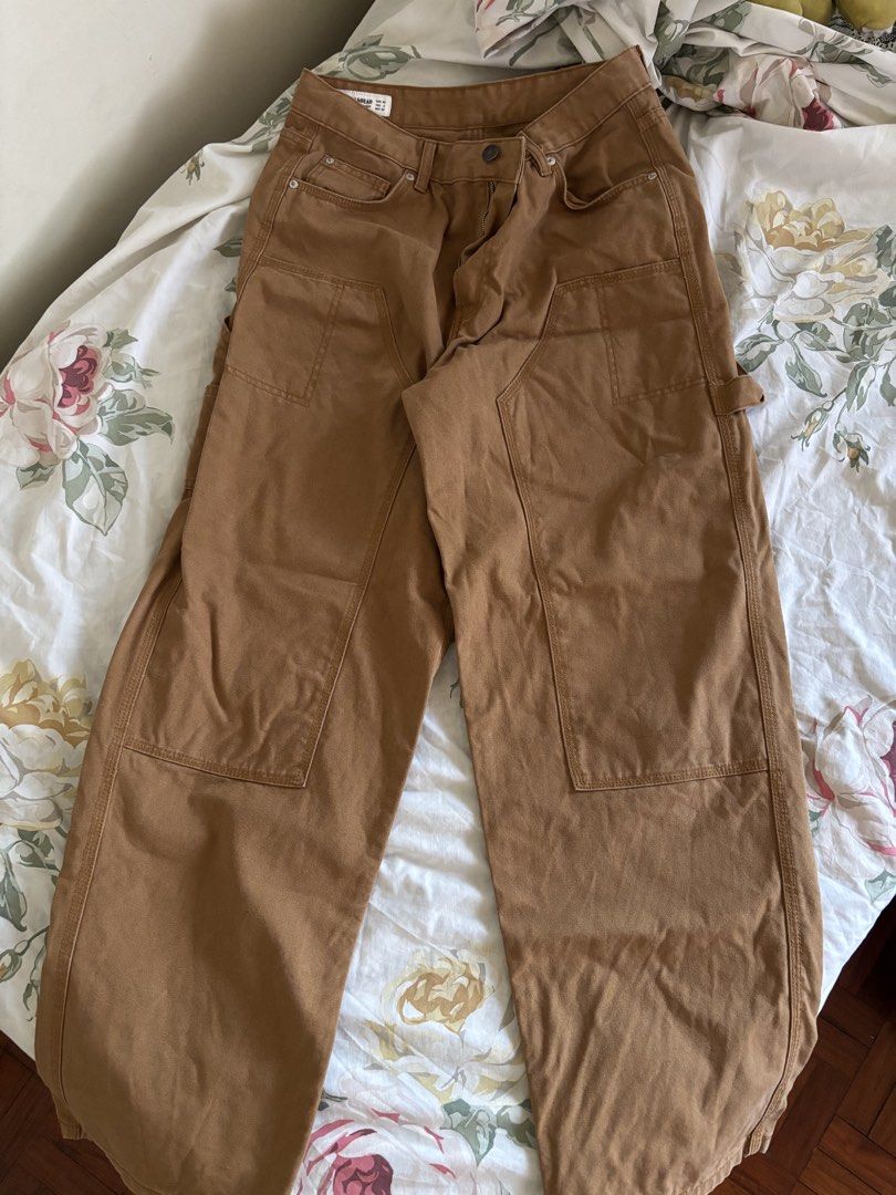 Pull & Bear Brown Carpenter Pants (Category: Jeans) located in Quezon City. Submitted by jenos (Listing ID 1450379691, Image 2). Description: - Brand: Pull & Bear - Color: Brown - Fit: Wide leg - Features: Front pockets, back pockets, side utility loop - Origin: Made in Bangladesh - Size: EUR 40 / USA 8 / MEX 30 Durable workwear pants, heavy denim.