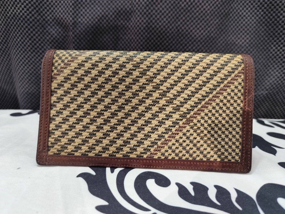 Ralph Lauren bi fold long wallet (Category: Luxury Bags & Wallets) located in Santa Rosa. Submitted by ahroncatpad (Listing ID 1450415099, Image 2). Description: Ralph Lauren bi fold ling wallet brown houndstooth canvas with leather trimming 5 card slot working zipper no bakbak leather conditioner needed.