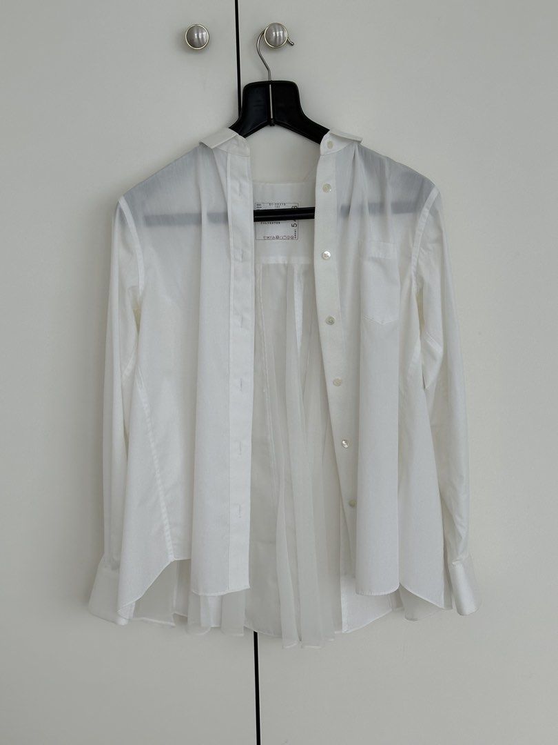Sacai 白色上衣 （分類：襯衫）位於 Hong Kong。 由 zahyen 提交（商品編號 1450324072，圖片 1）。簡介： 全新Sacai Top,白色。呢件衫設計好特別，前面係恤衫款，後面有好多褶同埋透紗，好有層次感。質料係聚酯纖維同埋棉。碼數係2號。因為鬆身，size Free. 參考照片2、3、4、5。