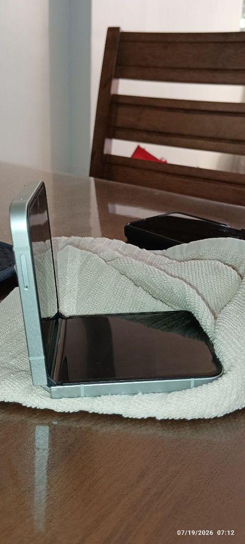 Samsung Galaxy Flip 6 512GB (Category: iPhone 7 Series) located in Manila. Submitted by preownedddd (Listing ID 1450526358, Image 2). Description: ● No box - Lost (but there's proof online via samsung receipt) ● 1 charger wire only Type c to Type c wire. ● Bought at the lrice of 59, 291.