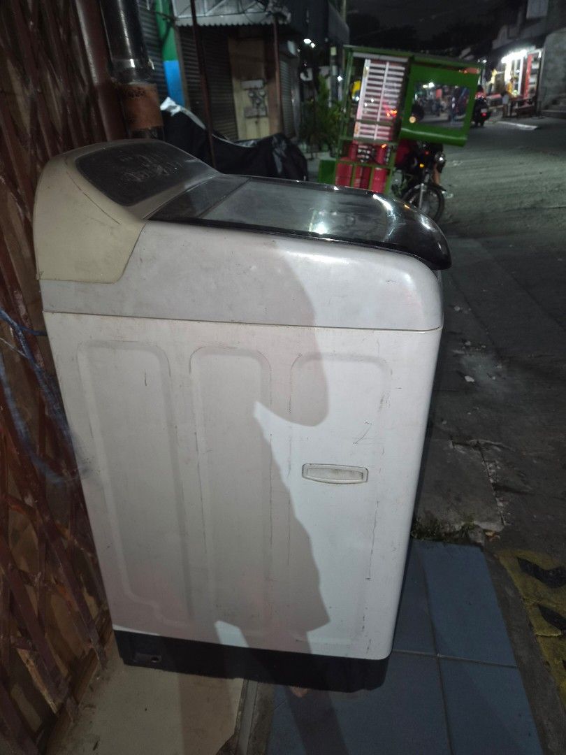 Samsung washing machine 12kg (Category: Washing Machines and Dryers) located in Manila. Submitted by rare_sooyin (Listing ID 1450458269, Image 2). Description: im selling this because hindi po maakyat sa taas dahil malaki sya .