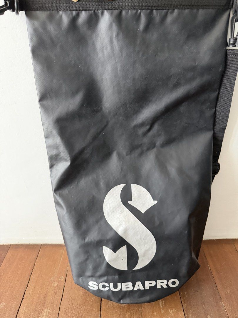 Scubapro Waterproof Dry Bag (Category: Water Sports) located in Taguig. Submitted by gentlefox (Listing ID 1450383052, Image 2). Description: - Black Scubapro dry bag - Keeps your gear completely dry - Watertight roll-top closure - Includes a shoulder strap for easy carrying - Made with durable material - Perfect for your next adventure.