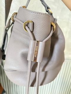 (Category: ) located in . Submitted by luxxcollectionsbytetz (Listing ID 1450352805, Image 1). Description: .