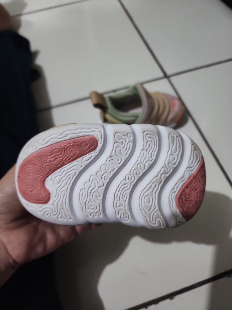 Sepatu nike baby (Kategori: Orang Tua, Bayi & Anak - Lainnya) berada di Depok. Dikirim oleh prelovedbabyal (ID iklan 1450460675, Gambar 3). Deskripsi: masih bagus banget minus box, inshole 9cm lucu ya buat baby blm jalan.