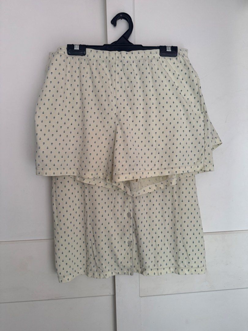 Sets (Category: New Undergarments & Loungewear) located in Singapore. Submitted by youngwind.3dff77 (Listing ID 1450361093, Image 3). Description: What you see is what you get.