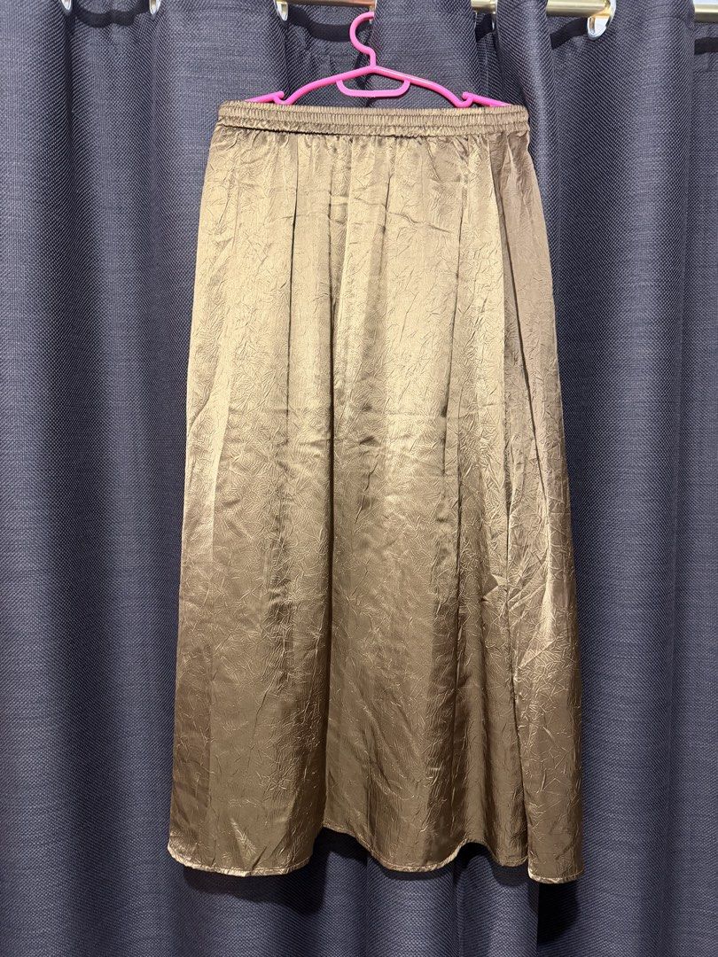 Silk Brown Textured Maxi Skirt (Category: Skirts) located in Mandaluyong City. Submitted by blzstr (Listing ID 1450433465, Image 2). Description: - Chic brown silk satin maxi skirt - Textured fabric - Comfortable elastic waistband - Luxurious satin-like appearance - Versatile: dress up or down - Effortless to wear - free size but best fit waist 28.