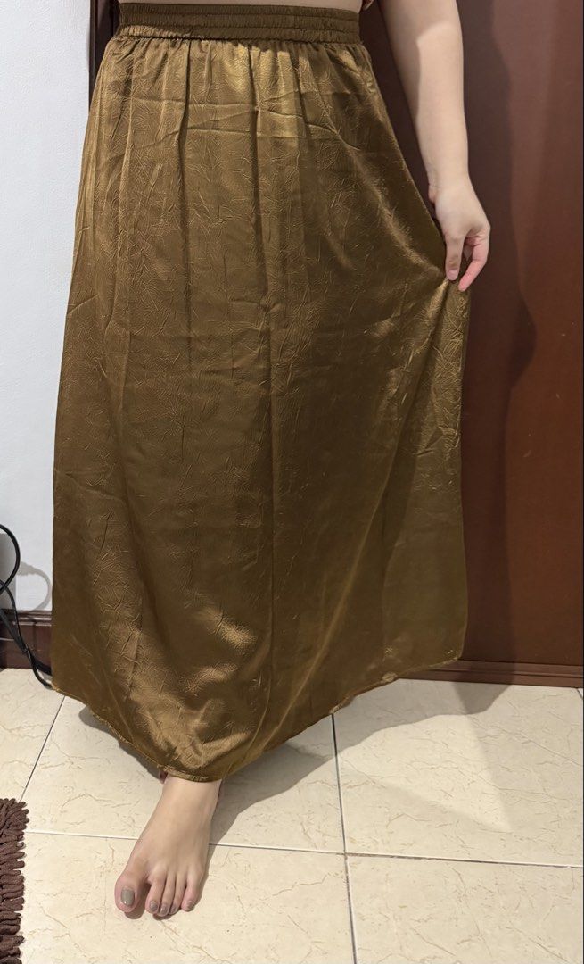 Silk Brown Textured Maxi Skirt (Category: Skirts) located in Mandaluyong City. Submitted by blzstr (Listing ID 1450433465, Image 1). Description: - Chic brown silk satin maxi skirt - Textured fabric - Comfortable elastic waistband - Luxurious satin-like appearance - Versatile: dress up or down - Effortless to wear - free size but best fit waist 28.