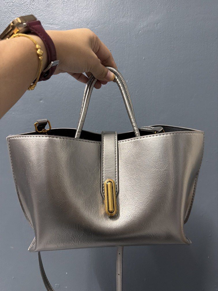 SILVER TOTE BAG (Category: Tote Bags) located in Kuala Lumpur. Submitted by nrfienalee (Listing ID 1450445662, Image 3). Description: SILVER TOTE BAG, BOLEH SLING, BARU BELI TAK PAKAI2 LAGI. .