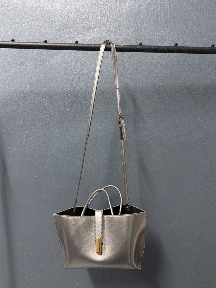SILVER TOTE BAG (Category: Tote Bags) located in Kuala Lumpur. Submitted by nrfienalee (Listing ID 1450445662, Image 2). Description: SILVER TOTE BAG, BOLEH SLING, BARU BELI TAK PAKAI2 LAGI. .