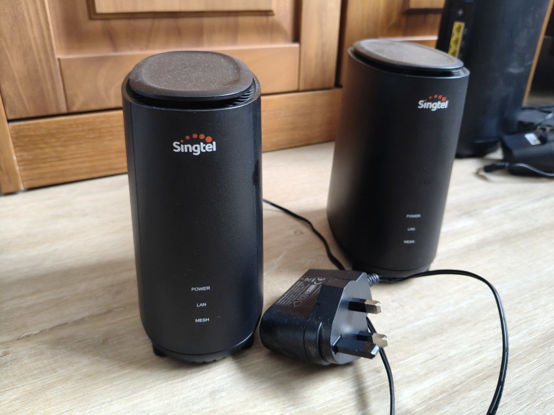 Singtel WiFi Extenders and Modem with Power Adapters512723028342876162