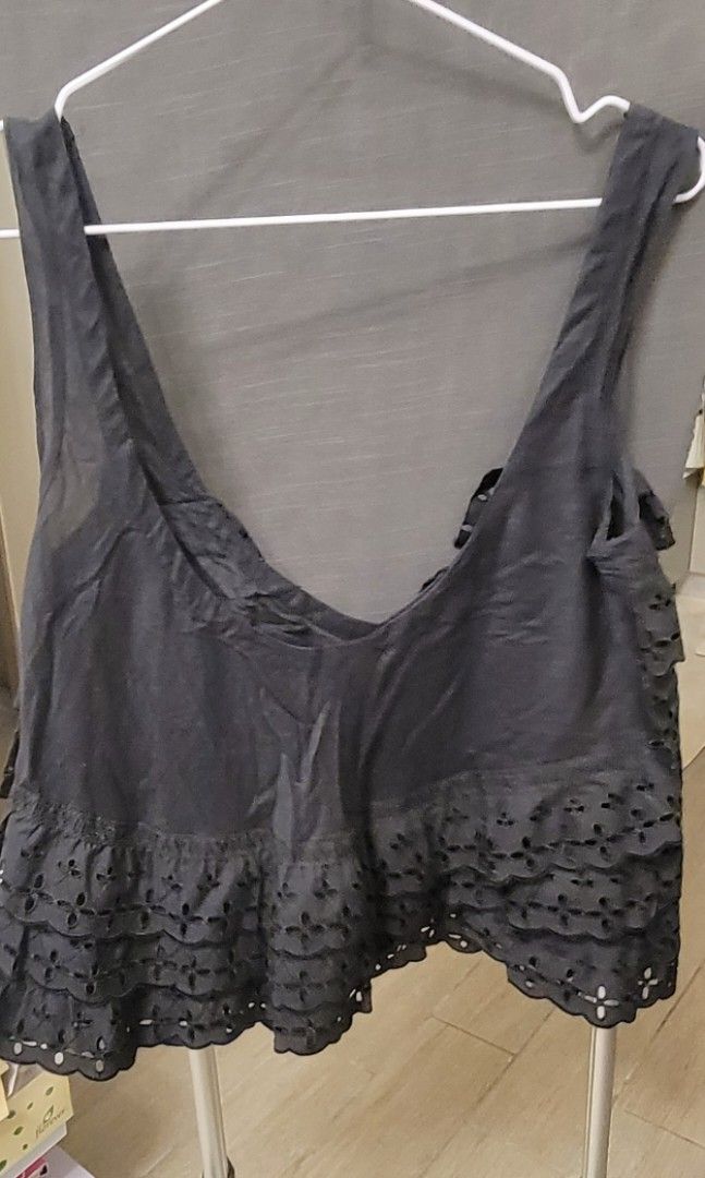 Soda top （分類：背心）位於 Hong Kong。 由 dreamadream 提交（商品編號 1450502423，圖片 2）。簡介： Black color. Ruffles in lever. 背心款，loose cut. good condition Size: S Shoulder : free Chest ： 45cm Length : 55cm。