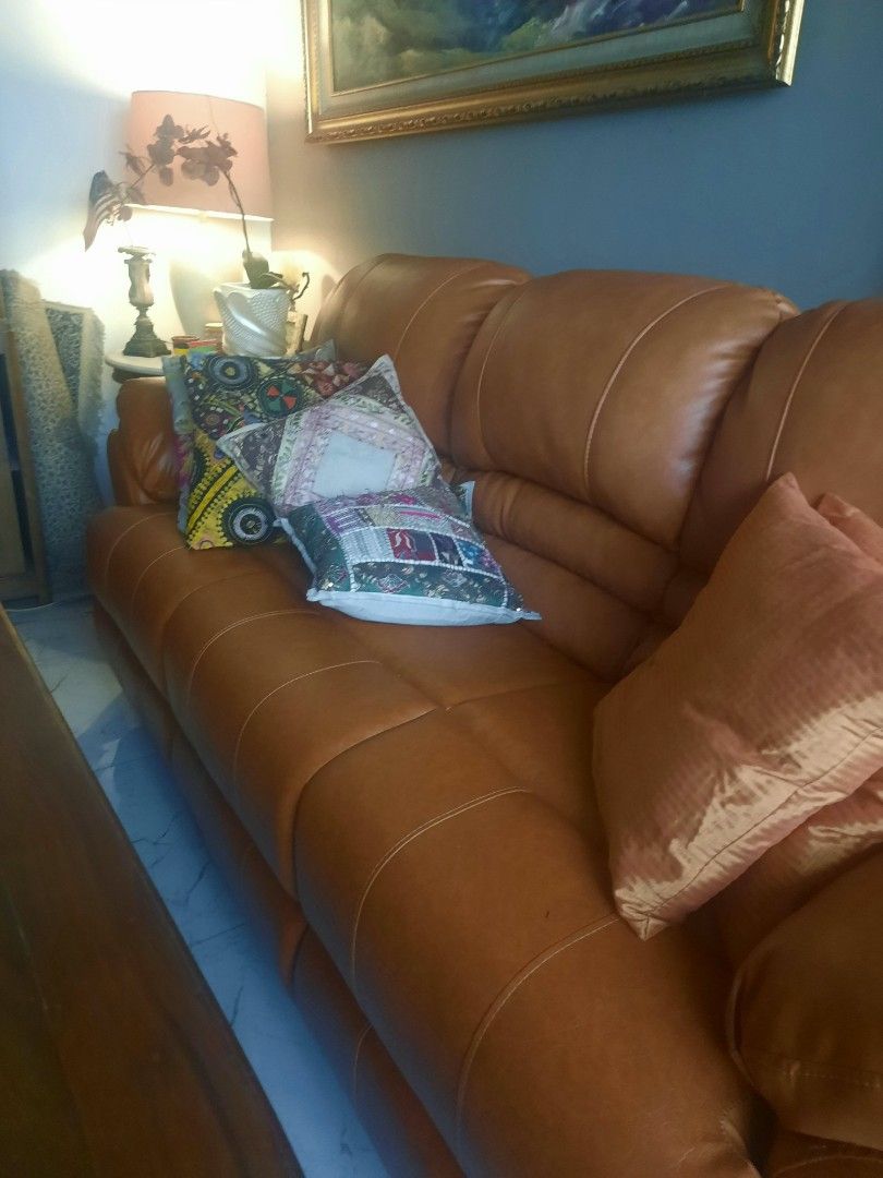 Sofa 3 dudukan bukan reclining (Kategori: Perabotan Rumah) berada di Jakarta Selatan. Dikirim oleh bahagiastuff (ID iklan 1450376415, Gambar 3). Deskripsi: dijual cepat murah 3 dudukan sofa warna coklat orange kokoh dan mash mulus tdk ada lecet.
