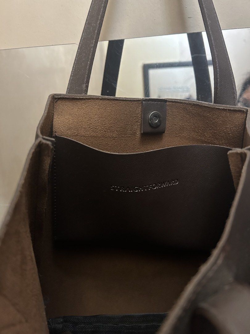 Straightforward DVL Portrait Tote Bag Pebble Texture Black (Category: Tote Bags) located in Manila. Submitted by keyscaninet (Listing ID 1450444469, Image 3). Description: - DVL Portrait Tote Bag in Dark Brown - Chic pebble texture - Secure magnetic snap closure - Convenient interior pocket - Timeless, simple, and classic design - Ideal for everyday wear.