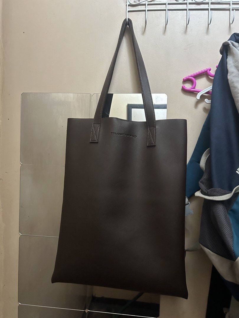 Straightforward DVL Portrait Tote Bag Pebble Texture Black (Category: Tote Bags) located in Manila. Submitted by keyscaninet (Listing ID 1450444469, Image 2). Description: - DVL Portrait Tote Bag in Dark Brown - Chic pebble texture - Secure magnetic snap closure - Convenient interior pocket - Timeless, simple, and classic design - Ideal for everyday wear.