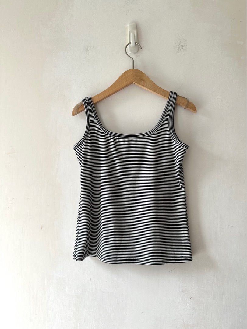 Striped Tank Top （分類：背心）位於 Hong Kong。 由 choichoichi123456 提交（商品編號 1450501495，圖片 2）。簡介： Black and white striped tank top. Square neckline. Simple and classic design. Good for layering or wearing on its own. Comfortable fabric. Easy to match with anything.。