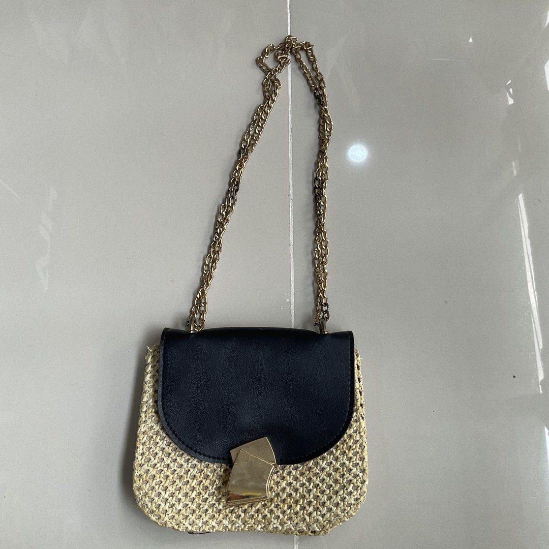 summer palm clutch bag (Category: Cross-body Bags) located in Valenzuela. Submitted by heroeia (Listing ID 1450413338, Image 1). Description: gorg handwoven material 🤎!!.