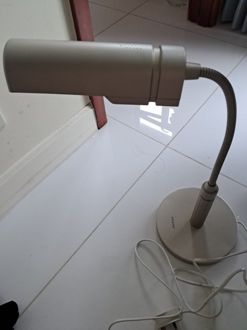 Table light （分類：燈飾）位於 Hong Kong。 由 esan0228 提交（商品編號 1450424629，圖片 2）。簡介： Hey there! Selling this neat table light, perfect for your desk or bedside. It's got a classic design and uses a CFL bulb (one is already installed, ready to go!). I'm based in Hong Kong and happy to arrange a meetup at Hung Hom Station if that works for you. Let me know if you have any questions!。