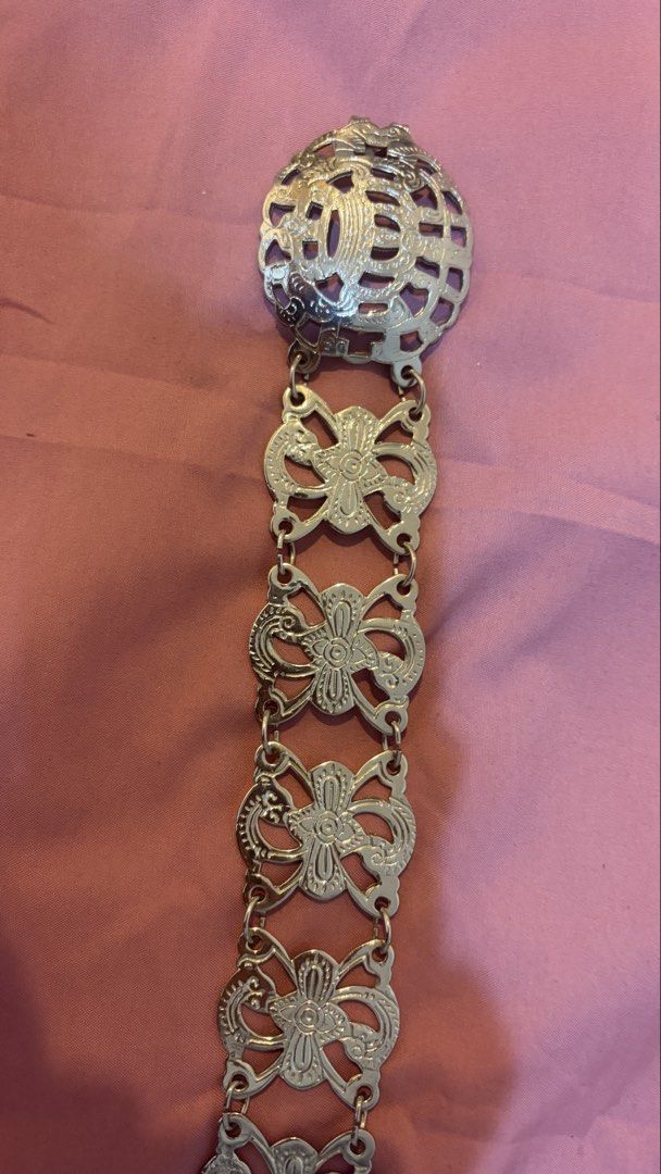 Tali pinggang besi tradisional Vintage Silver Tone Metal Belt (Category: Belts) located in Kuala Lumpur. Submitted by leolily8 (Listing ID 1450524565, Image 3). Description: - Vintage silver-tone metal belt - Intricate floral and circular pattern - Secure hook and eye closure - Fits a medium size - Adds a unique touch to any outfit -tebal.