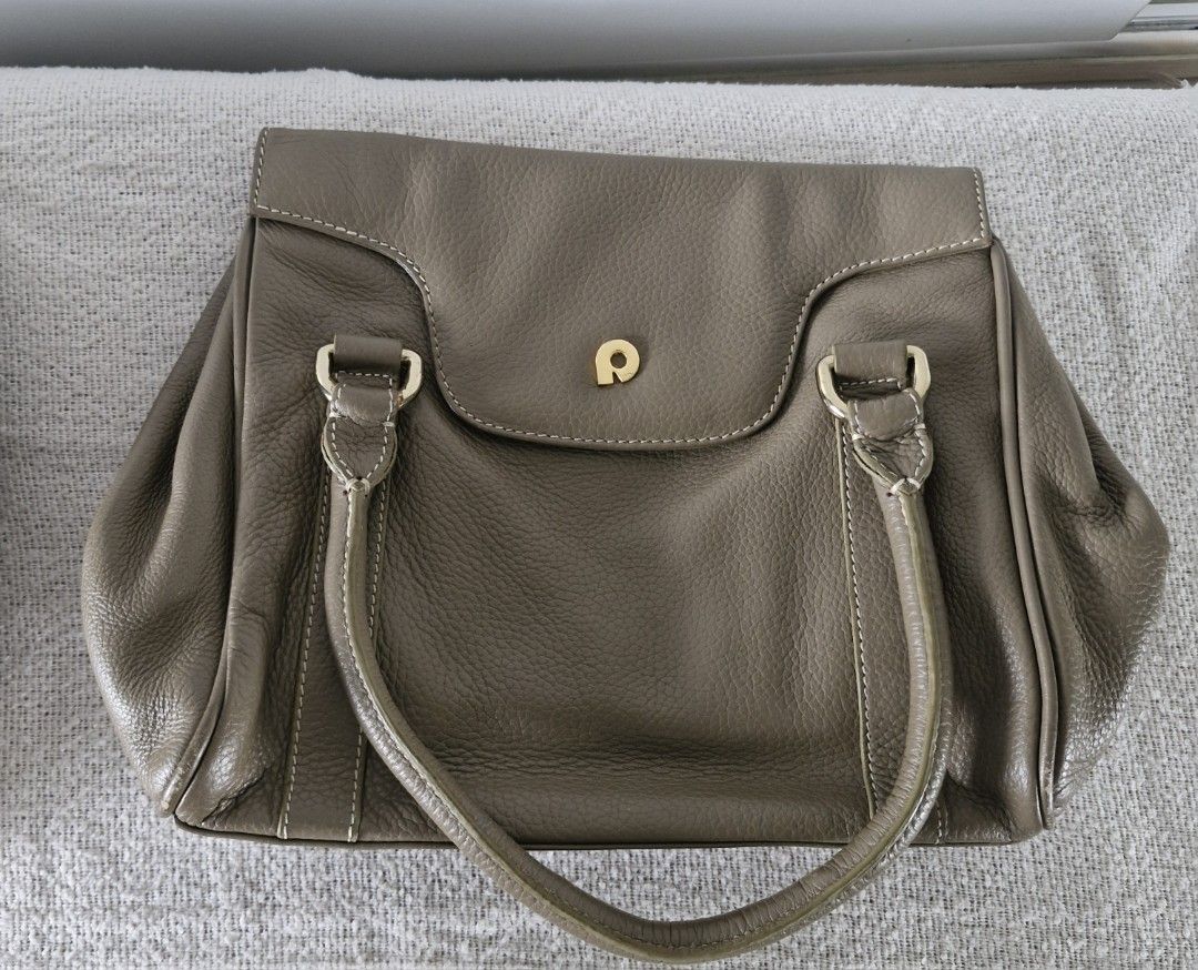 Tas papillon (Kategori: Tas & Dompet Wanita) berada di Tasikmalaya. Dikirim oleh eliis_3739 (ID iklan 1450391503, Gambar 1). Deskripsi: preloved papillon ori kondisi tas baik lecet pemakaian saja, minus dompet kecil bisa nego.