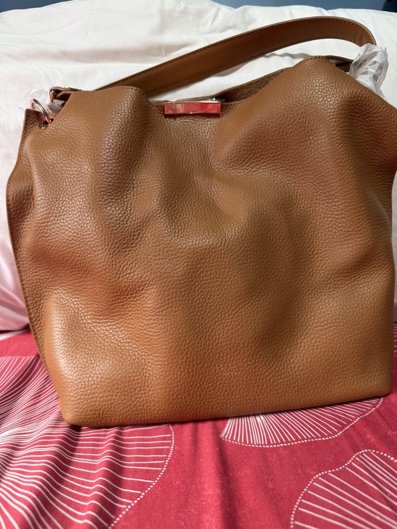 Ted Baker London Pebbled Leather Shoulder Bag (Category: Luxury Bags & Wallets) located in Paranaque City. Submitted by riannep (Listing ID 1450323766, Image 1). Description: - Brand: Ted Baker London - Material: Brown pebbled leather - Hardware: Rose gold details - Interior: Multiple compartments - Features: Detachable strap - Ideal for: Everyday use.