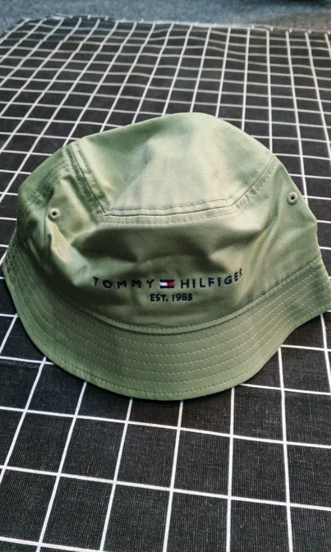 TOMMY HILFIGER BUCKET HAT (Category: Cap & Hats) located in Dungun. Submitted by lapendos_3666 (Listing ID 1450334025, Image 1). Description: ORI & BARU TRUSTED SELLER SINCE 2016 MONEY BACK GUARENTEE.