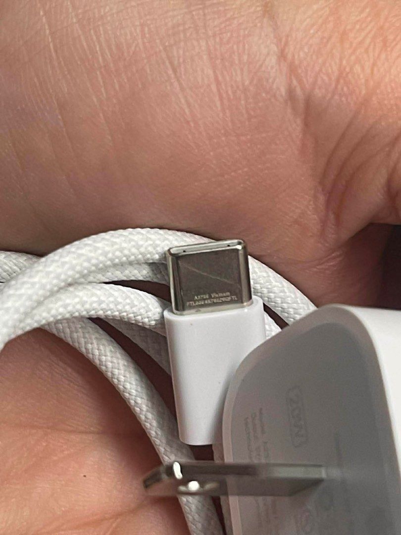 Type C original apple charger (Category: Chargers & Cables) located in Quezon City. Submitted by pnkjnflqza_ (Listing ID 1450365971, Image 3). Description: .