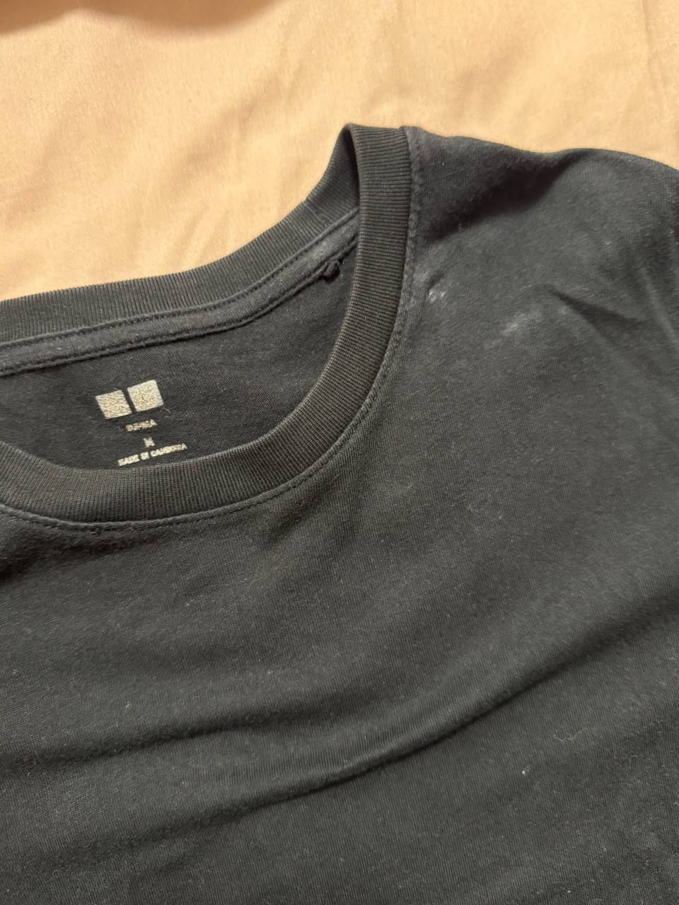 Uniqlo Basic Tee (Category: Shirts) located in Singapore. Submitted by strawbscake (Listing ID 1450507004, Image 2). Description: Basic tee with white colour transfer. Tagged size M. #prelove.