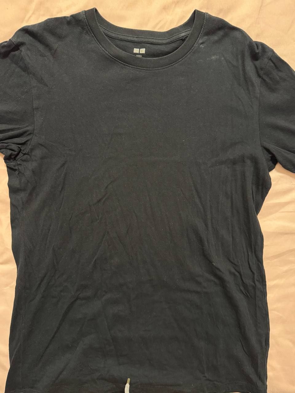 Uniqlo Basic Tee (Category: Shirts) located in Singapore. Submitted by strawbscake (Listing ID 1450507004, Image 1). Description: Basic tee with white colour transfer. Tagged size M. #prelove.