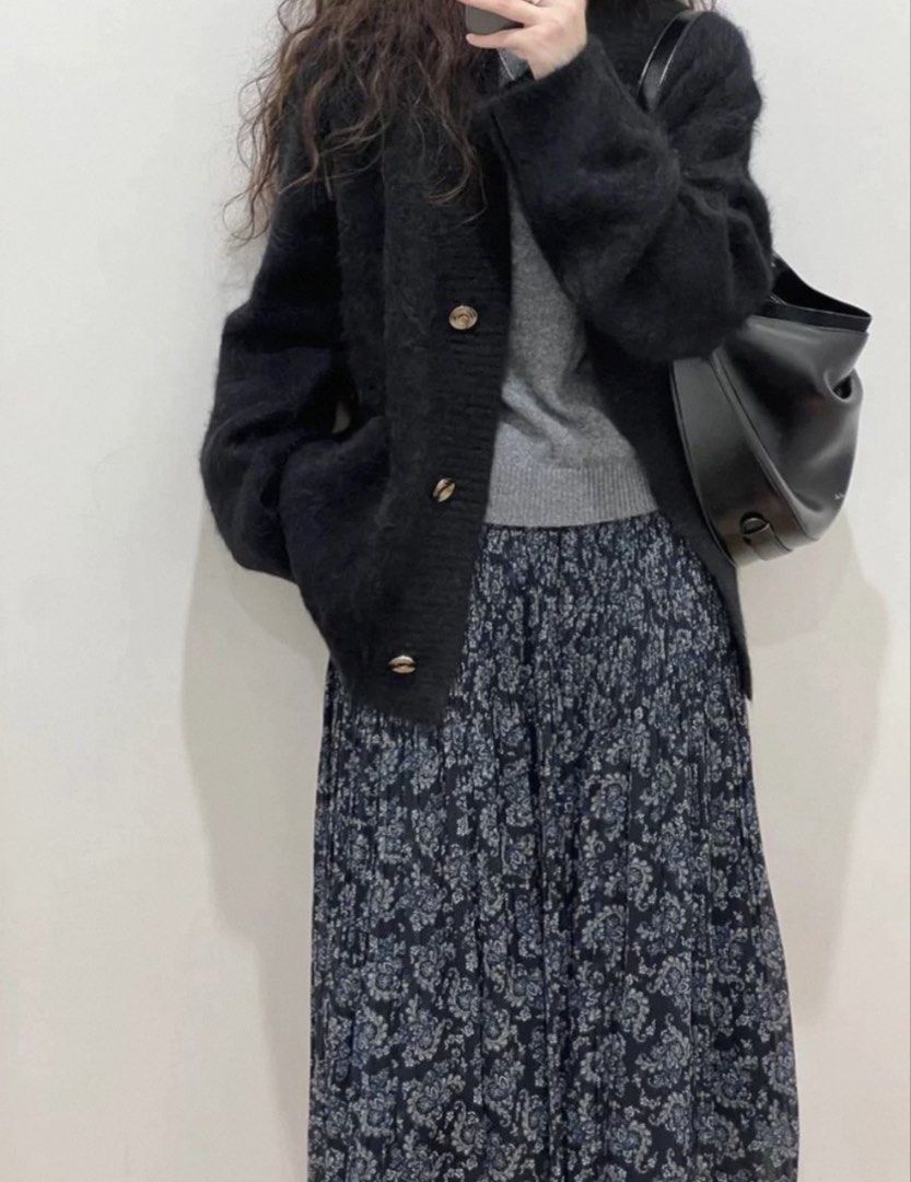 Uniqlo C 碎花百褶氣質藍色長裙95%新 （分類：裙）位於 Hong Kong。 由 pvcrwbfcnd35984 提交（商品編號 1450460209，圖片 2）。簡介： Uniqlo C 嘅碎花百褶長裙 深藍色底配淺色花紋 有彈性腰位，著得舒服 長度啱啱好，襯衫或者冷衫 百搭，無論返工定出街都啱著。