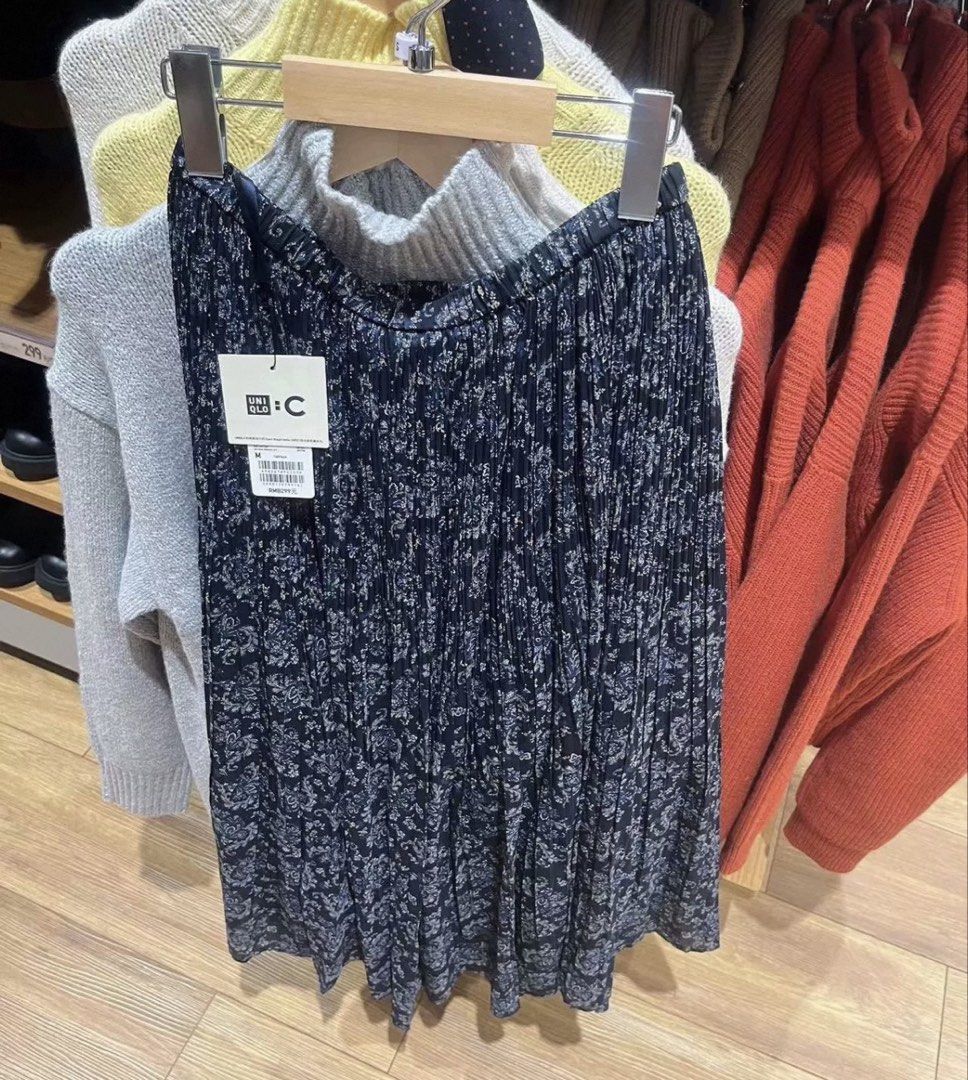 Uniqlo C 碎花百褶氣質藍色長裙95%新 （分類：裙）位於 Hong Kong。 由 pvcrwbfcnd35984 提交（商品編號 1450460209，圖片 1）。簡介： Uniqlo C 嘅碎花百褶長裙 深藍色底配淺色花紋 有彈性腰位，著得舒服 長度啱啱好，襯衫或者冷衫 百搭，無論返工定出街都啱著。
