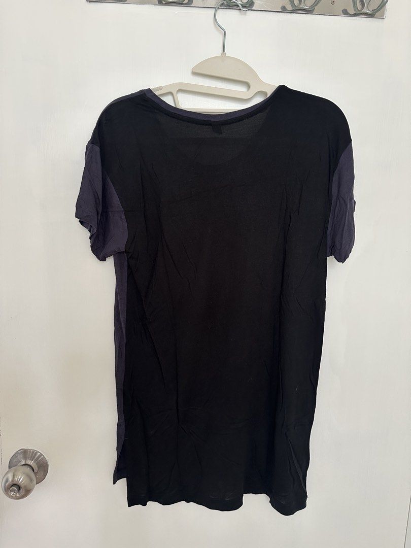 Uniqlo 拼色短袖T恤 M碼 （分類：T-shirt）位於 Hong Kong。 由 itsallabout 提交（商品編號 1450346215，圖片 2）。簡介： Uniqlo 拼色短袖T恤，M碼。一件係深藍色，另一件係黑色。兩隻色都好百搭，著落好舒服。夏天著一流，或者做打底都得。有興趣就快啲問啦！。